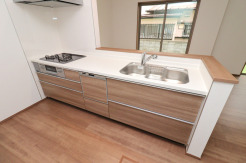 【Kitchen】
木目調の温もりと白の清潔感が調和したキッチン。窓の外の景色を眺めながら、穏やかなひとときを過ごせそうです
