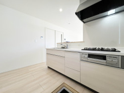 【Kitchen】
清潔感のあるシステムキッチン。木目の床と柔らかな色調の建具が、温かみと調和をもたらし、日々の穏やかな時間を優しく彩ります。