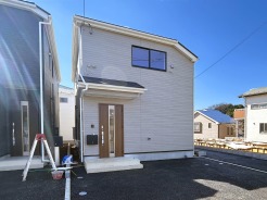 【外観】
穏やかな空の下、洗練された外観が佇む住まい。周りとの調和を感じさせつつ、確かな個性を放ち、新しい暮らしへの期待感を抱かせます。