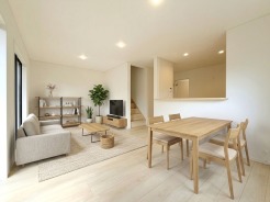 【LDK：14.9帖】
木の温もりと柔らかな色彩が調和し、穏やかな時間が流れる住まい。広々とした空間は、住まう方の感性を豊かに彩り、心地よい安らぎをもたらします。
本画像はCGで作成しており、実際に現地に家具は配置しておりません。
