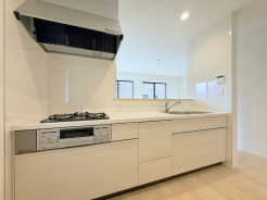 【Kitchen】
清潔感あふれる明るい空間に、機能性とデザイン性を両立させたキッチン。日々の暮らしを心地よく彩る、洗練された設えが魅力です。