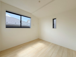 【Room：4.5帖】
採光の心地よい空間に、温かみのある床材が穏やかな印象を与え、ゆったりと時間が流れるような落ち着きを感じさせます。