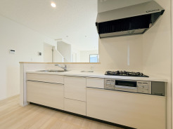 【Kitchen】
清潔感あふれる空間は、日々の暮らしに心地よいリズムをもたらします。明るく広々とした雰囲気は、住まう方の感性を豊かに育み、穏やかな日常を演出してくれるでしょう。