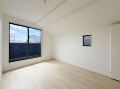 【Room：6帖】
広々とした空間に、柔らかな木目が心地よい床が広がり、窓の外の空が開放感をもたらします。