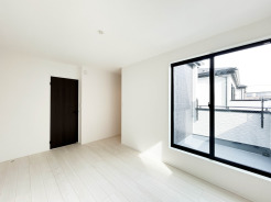 【Room：7帖】
清潔感あふれる白を基調とした空間は、穏やかな時間が流れる心地よい住まいを予感させます。広々とした窓からは、外の景色が室内に柔らかな表情を与え、穏やかな広がりを感じさせてくれるでしょう。