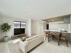 【LDK：17.87帖】
採光豊かな、明るい住まい。
本画像はCGで作成しており、実際に現地に家具は配置しておりません。また、価格に家具は含まれません。
