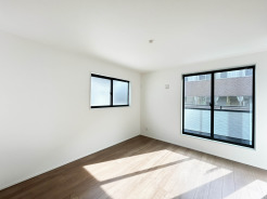 【Room：7.62帖】
壁一面に広がる心地よい空間は、穏やかなひとときを育みます。床に描かれる陰影は、時間の移ろいと共に室内に趣きを添え、洗練された日常を演出してくれるでしょう。