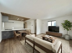 【LDK：19.2帖】
奥行きと広がりを感じさせる、洗練された住まい。
本画像はCGで作成しており、実際に現地に家具は配置しておりません。また、価格に家具は含まれません。
