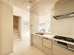 【Kitchen】
食洗器搭載システムキッチン。
木調の天井が温もりを感じさせる、洗練された空間。明るさを取り込みつつ、落ち着いた色合いが調和し、心地よい暮らしを予感させます。