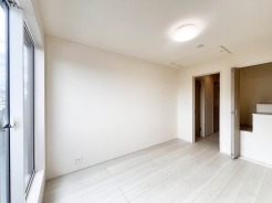 【Room：6帖】
太陽光発電・温水式床暖房・食洗機など日々の暮らしをより快適にする便利な設備が充実。小屋裏収納やウォークインクローゼットなど大容量収納も豊富に備わった住まい。