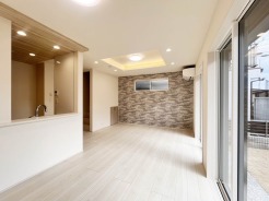 【LDK：14.75帖】
温かみのある木目調と、石壁の質感が心地よい調和を生む広々とした空間。自然光が優しく注ぎ込み、穏やかな時間が流れる住まいです。