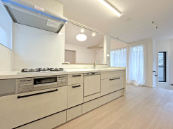 【Kitchen】
温もりを感じさせる柔らかな色調と、洗練されたデザインが調和する空間。広がりと心地よさを感じさせる、穏やかな日常がここにあります。