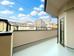 【Wide Balcony】
空の広がりと街並みの調和を感じる、心地よい眺めが広がるバルコニー。日々の暮らしに彩りを与え、穏やかな時間を育む、そんな空間がここにあります。