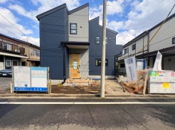 【外観：3月下旬撮影】
モダンなテイストが際立つ外観は、都会的で洗練された印象を与えます。落ち着いた色合いとシャープなラインが、周囲の風景に溶け込みながらも個性を主張し、新しい暮らしの舞台となるにふさわしい佇まいです
