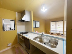 【Kitchen：3月下旬撮影】
リビングに居るご家族と会話しながらの作業が可能なカウンターキッチン仕様。