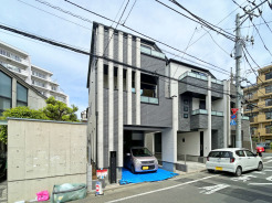 【外観】
モダンなデザインが際立つ邸宅。都会的な雰囲気を纏いながら、落ち着いた暮らしを叶える空間が広がります。