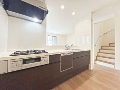 【Kitchen】
生活感あふれる空間と、清潔感のあるキッチンが心地よく調和し、日々の暮らしに温かい彩りを与えてくれそうです。