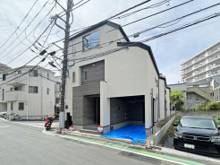 【外観】
モダンな外観に映える、洗練された佇まい。生活に彩りを添える、心地よい空間が広がります。