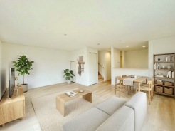 【LDK：20帖】
本画像はCGで作成しており、実際に現地に家具は配置しておりません。また、価格に家具は含まれません。
