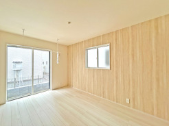 【Room：6.75帖】
広々とした窓からは、心地よい風と光が入り込み、自然と心が和むような雰囲気が漂います。開放的で落ち着いた住まいづくりにぴったりな一室です。