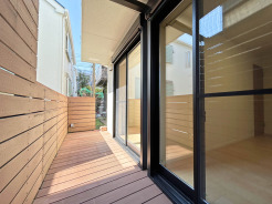 【Wood Deck】
ウッドデッキが広がり、外部との繋がりを感じさせる開放的な空間。視線を遮るルーバーフェンスがプライベートな時間を穏やかに包み込みます。