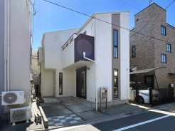 【外観】
整然と並ぶ窓が、心地よいリズムを生み出す住まい。日差しの恩恵を受けながら、落ち着きのある日々がここから始まります。