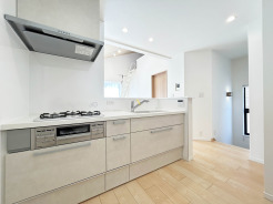 【Kitchen】
温かみのある木目の床と、白を基調とした清潔感のあるキッチンが、穏やかで心地よい暮らしを予感させます。

