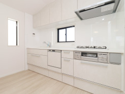 【Kitchen】
食洗器搭載システムキッチン。
清潔感あふれる空間に、木目の温もりを感じる床が心地よく調和した、穏やかな日々を過ごせる空間。