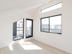 【Room：6帖】
壁一面に広がる大きな窓から、心地よい光が降り注ぎ、空間全体を柔らかな表情に。勾配天井と相まって、開放感あふれる住まい。