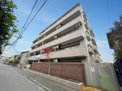【外観】
都会の喧騒から少し離れた、穏やかな日常を叶える住まい。整然とした街並みに調和する、落ち着いた佇まいが心地よい空間を育みます

