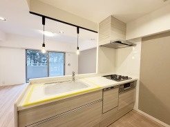 【Kitchen】
洗練されたデザインと温かみのある木目調が調和する、心地よい空間。広々としたシンク周りは作業もしやすく、毎日の料理を快適にサポートします。窓から見える景色も、穏やかな暮らしを予感させます
