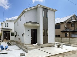 【外観】
澄んだ青空の下、個性的な外観が目を引く住まい。静かな佇まいが、穏やかな日々を予感させます
