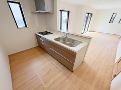 【Kitchen】

温かみのある木目調のキャビネットと、明るく広々とした空間が調和する、心地よい暮らしを予感させる住まい
