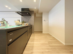 【Kitchen】
上質な素材感と洗練されたデザインが、毎日の暮らしに心地よいリズムをもたらす空間。温かみのある木目調の床と、落ち着いた色合いの設えが、穏やかで落ち着いた雰囲気を醸し出しています。