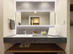 【Wash Room】
高級感ある洗練された素材感と柔らかな間接照明が、落ち着きと心地よい光をもたらす洗面化粧台。日々の暮らしに穏やかな彩りを与えてくれる、上質な設えが魅力です。