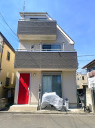 【外観】
鮮やかな玄関ドアが印象的で、晴れやかな空の下、穏やかな日常が営まれそうな住まいです

