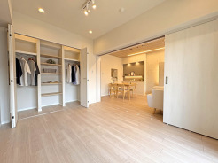 【Room：6帖】
木目調の床と建具が調和する、温かみと落ち着きのある空間。広々とした収納スペースは、暮らしやすさを支える機能的な設計です。