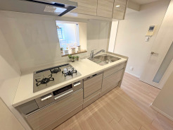 【Kitchen】
心地よい明るさが空間に広がる、穏やかなキッチン。