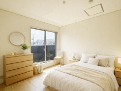 【Room：5.25帖】
温かみのある木調と柔らかなファブリックが調和し、ゆったりと流れる穏やかな時間を演出します。
本画像はCGで作成しており、実際に現地に家具は配置しておりません。