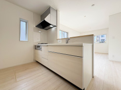 【Kitchen】
清潔感あふれる明るい空間は、毎日の暮らしに心地よいリズムをもたらしてくれそうです。機能的でありながら、洗練されたデザインが、穏やかで落ち着いた時間を演出します
。