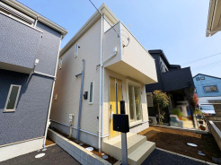 【外観】
澄み渡る青空の下、清潔感あふれる外観が際立つ住まい。穏やかな日々がここに、静かに育まれていくような穏やかな雰囲気に包まれています。