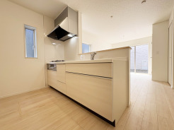 【Kitchen】
木目の温もりと洗練されたデザインが調和し、心地よい暮らしを予感させる空間。明るい床材が室内に広がりをもたらし、穏やかなひとときを演出します。