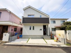 【外観】
グレーと白のコントラストが印象的な外観は、都会的な洗練された雰囲気を醸し出します。シンプルながらも飽きのこないデザインは、心地よい暮らしを予感させます

