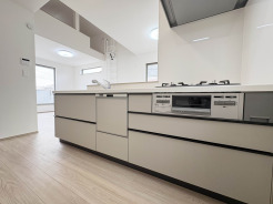 【Kitchen】
洗練されたデザインと柔らかな木目が調和する空間は、日々の暮らしに穏やかな安らぎをもたらします

