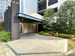 【外観】
緑豊かな植栽に囲まれたエントランスは、訪れる人を穏やかな気持ちで迎えてくれます。洗練されたデザインは、都会的な暮らしに調和しながら、上質な毎日を予感させます。
