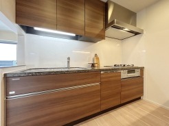 【Kitchen】
食洗機搭載システムキッチン。
木目の温もりと洗練されたデザインが調和する空間は、日々の暮らしに穏やかな安らぎをもたらします。自然な光が優しく広がり、心地よい雰囲気を演出します。