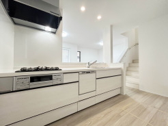 【Kitchen】
清潔感あふれる空間に、心地よい光が満ちています。洗練されたデザインと機能性が、日々の暮らしに上質な彩りを与えてくれるでしょう。