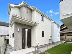 【外観】
整然とした外観に、落ち着いた色合いの玄関ドアが訪れる人を温かく迎え入れ、都会的な暮らしに調和する住まいです。