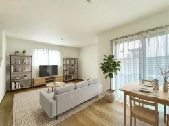 【LDK：15帖】
心地よい広がりと洗練されたデザインが調和する空間は、穏やかな日常を豊かに彩ります。
本画像はCGで作成しており、実際に現地に家具は配置しておりません。また、価格に家具は含まれません。