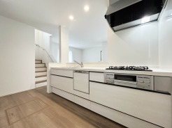 【Kitchen】
清潔感あふれる白で統一された空間は、日々の暮らしに心地よいリズムをもたらします。機能美を追求したキッチンからは、穏やかな時間が流れ、穏やかなひとときが心を満たしていきます。